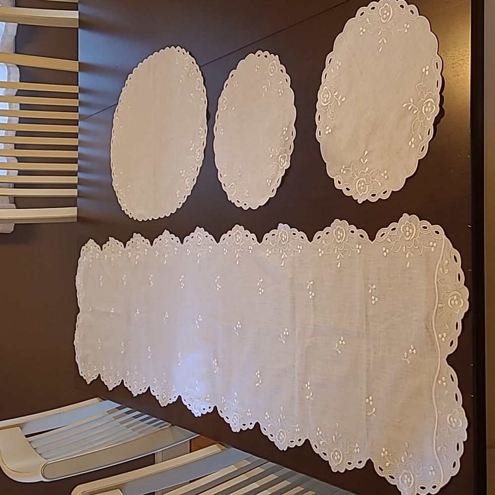 Table Runner, Placemat & Doilies Set